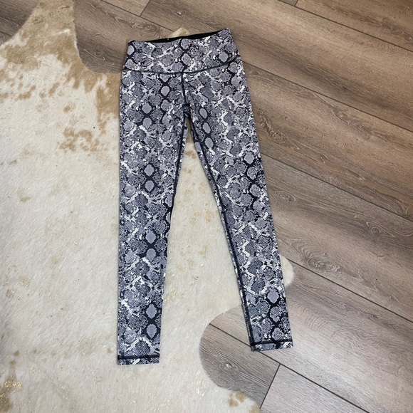 Victoria's Secret Pants - Victoria’s Secret sport knockout snake print leggings